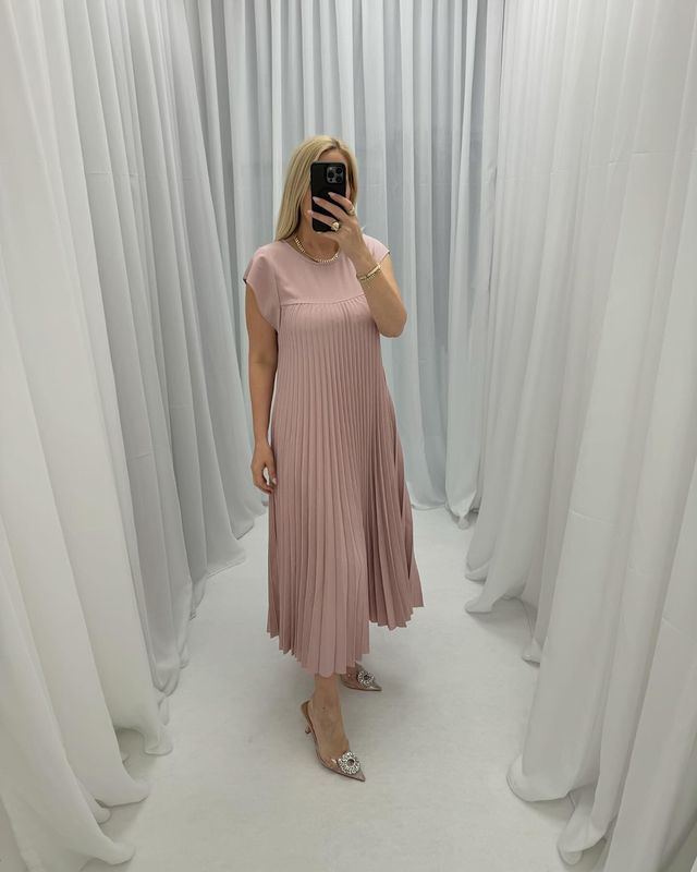 💕Innovative cutting, showcasing the agility and elegance of the sleeveless dress.