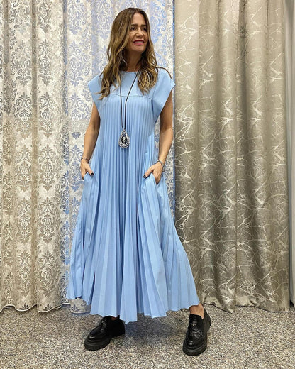 💕Innovative cutting, showcasing the agility and elegance of the sleeveless dress.